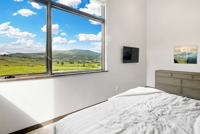 Building Photo - Luxury ski season rental is an entertainer...