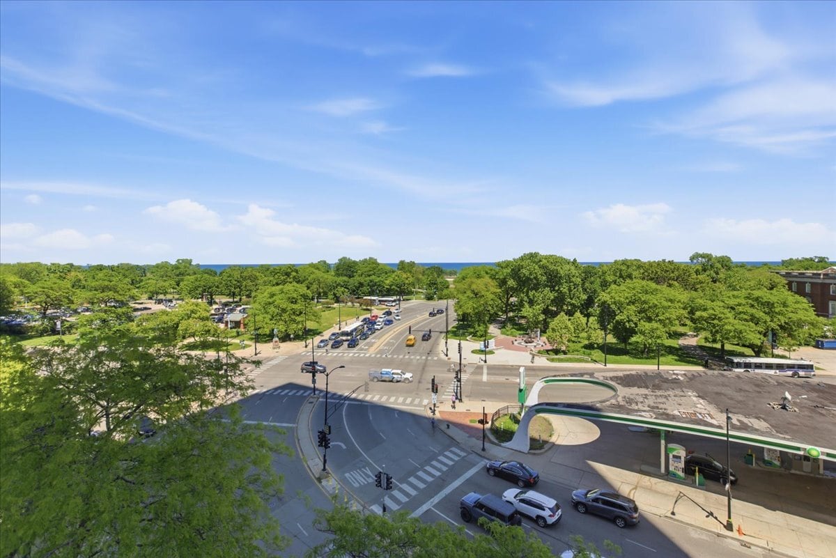 Building Photo - 1660 N La Salle Dr