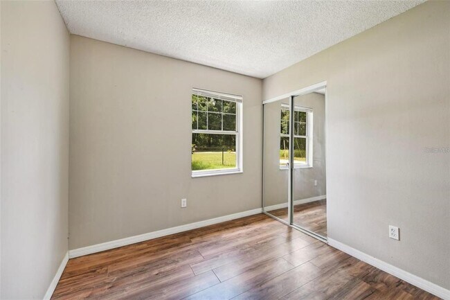 Building Photo - 5 Cedar Ln