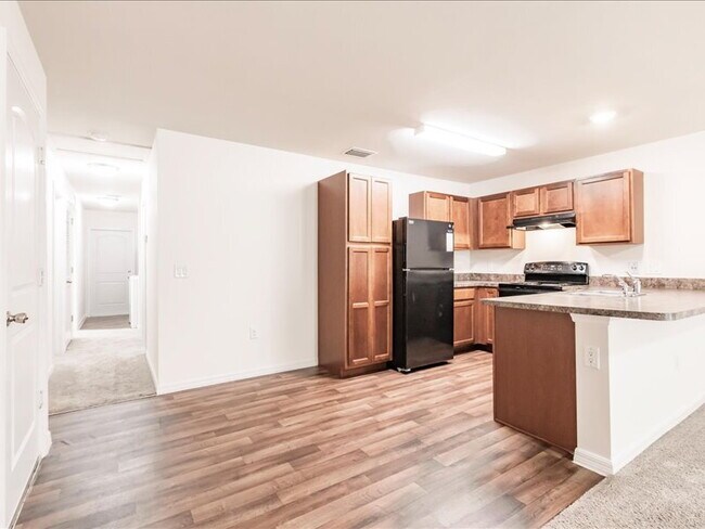 Building Photo - Your Season to Settle In – 3BR/2BA Duplex ...