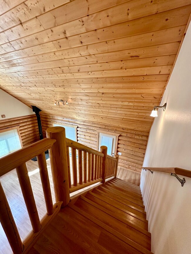 Building Photo - CHARMING LOG HOME!