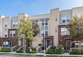 Building Photo - Light & Bright 2 Bedroom, 2 Bathroom Townhome