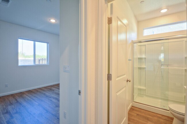 Building Photo - Newer home with solar AVAILABLE NOW!