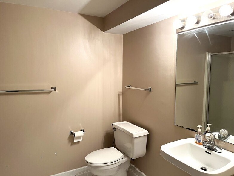 Building Photo - 1841 Grayslake Dr