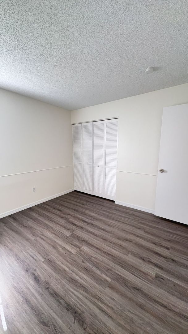 Building Photo - Spacious 3 bedroom, 2 bath, large screened...