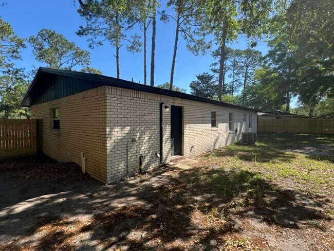 Building Photo - Home For Rent