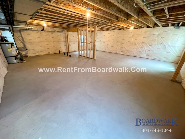 Building Photo - Modern Home in Highland!