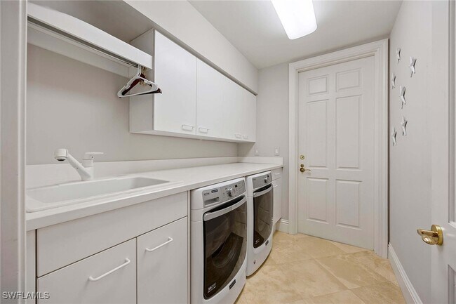 Building Photo - 940 Cape Marco Dr