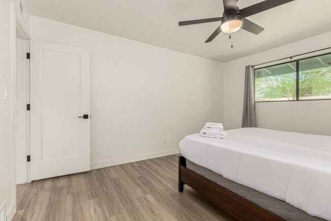 Building Photo - 6622 E Avalon Dr