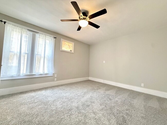 Building Photo - **Hawthorne Place** Pet Friendly 5 Large Bedrooms 2 Full Baths!