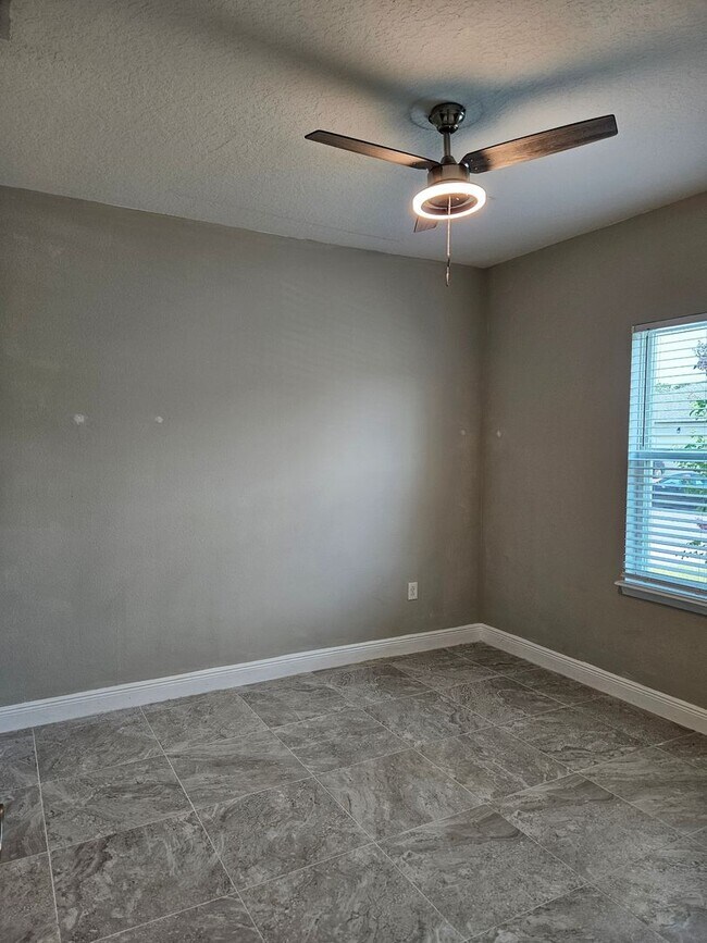 Building Photo - 4 Bedroom 2 bath beautiful spacious home i...