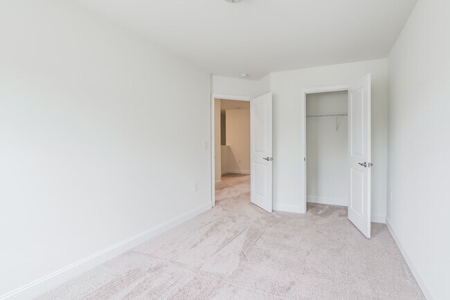 Building Photo - Available Early July - 3 Bed, 2.5 Ba in Convenient Location! Pet Friendly!