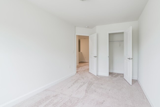 Building Photo - Available July 1st! 3 Bed, 2.5 Ba in Convenient Location - Pet Friendly!