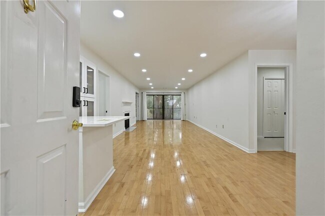 Building Photo - 2201 Pine Heights Dr NE