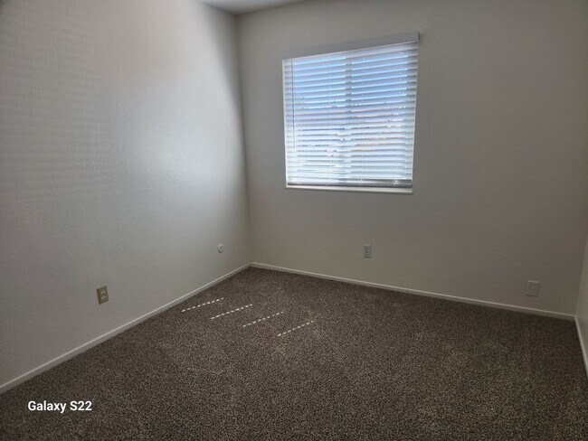 Building Photo - Bright and Cheery 4 bedroom, 2 bathroom ho...