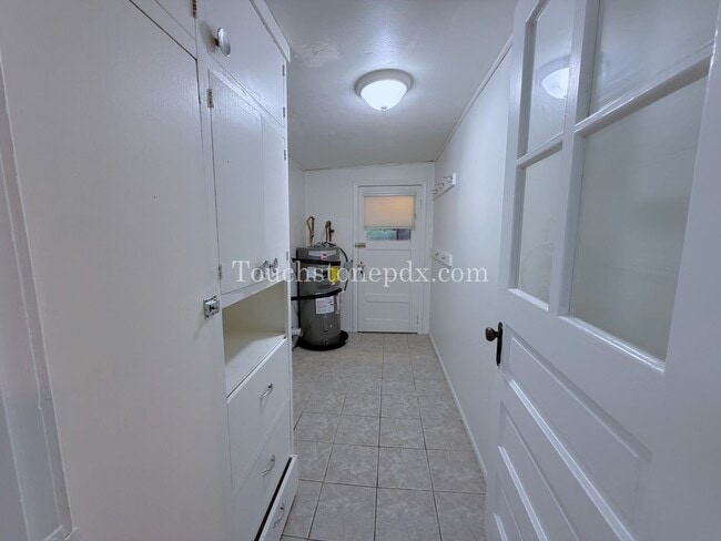 Building Photo - Bright Milwaukie Home with Deck and Large Yard!