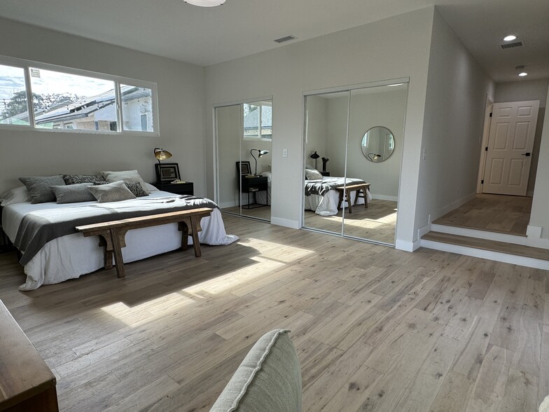 Main Bedroom with en suite bathroom - 5950 Simpson Ave