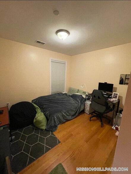 Building Photo - 207 Hillside St