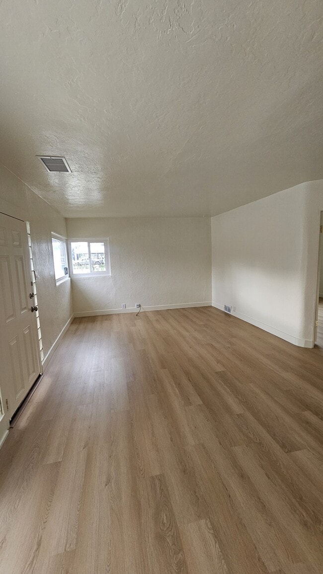 Building Photo - 476 E 7th Ave