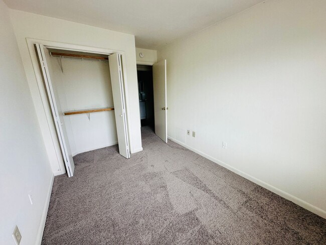 Building Photo - 1205L University Terrace