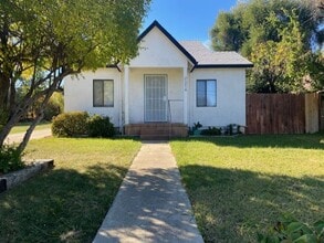 Building Photo - Cute Cottage Style house!!