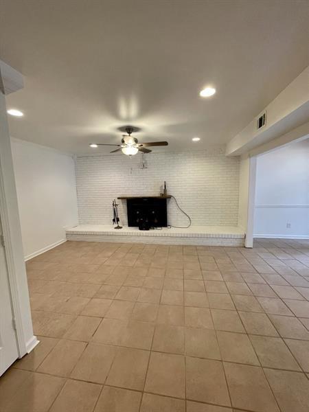 Building Photo - 8940 Bay Dr