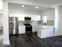 Building Photo - 704 Oak Ln