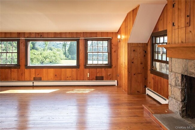 Building Photo - 332 Quaker Hill Rd