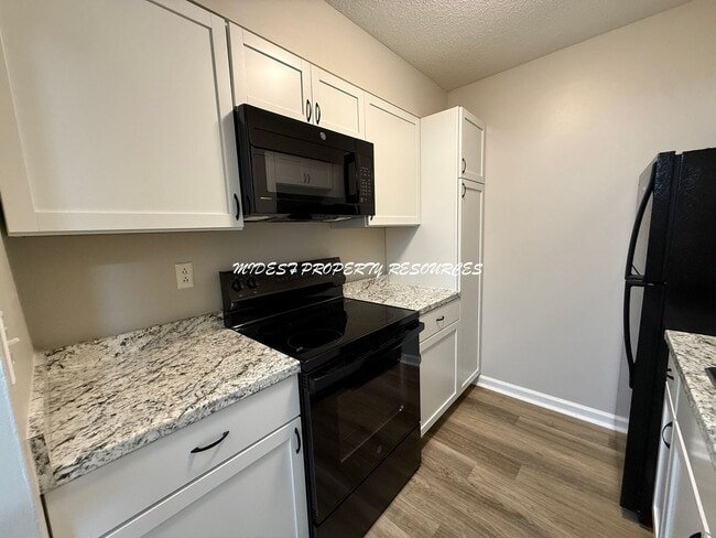 Building Photo - Stunning 1 Bedroom Apartment w/ Covered Pa...