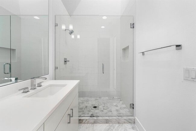 Building Photo - 3406 E 17th St