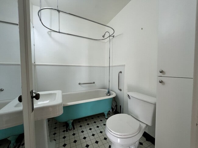 Building Photo - Character-Rich Two-Bedroom with Vintage Bath, Ample Storage & Expansive Outdoor Space