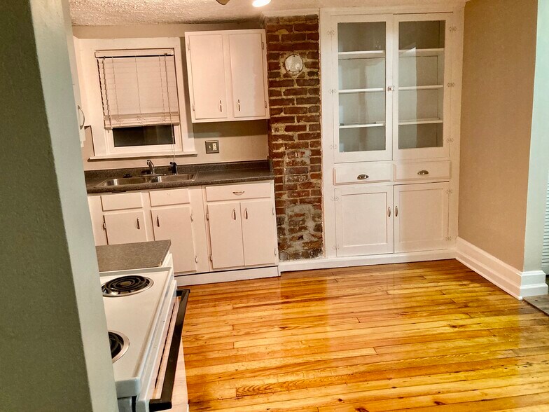 Kitchen - 601 N Maple Street