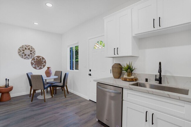 Building Photo - Beautiful Renovated 2 Bed/1 Bath with Yard