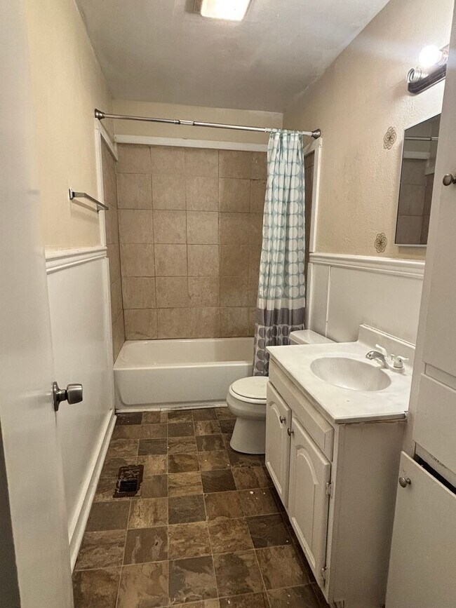 Building Photo - 3084 Oak Forest Dr