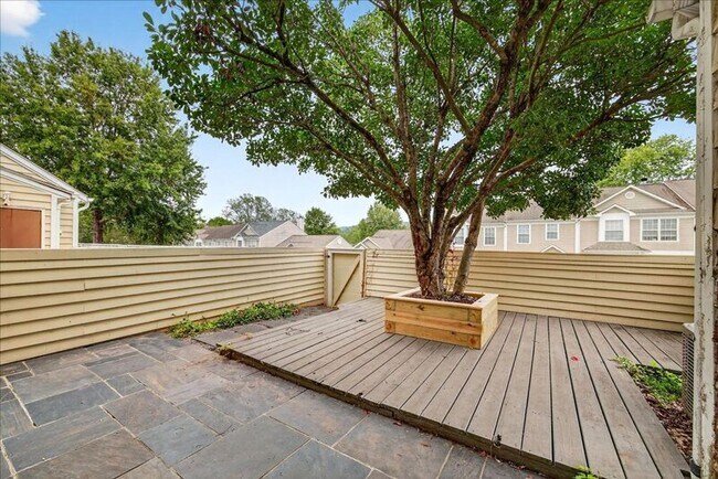 Building Photo - 1371 Le Parc Terrace