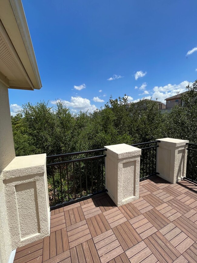 Building Photo - Wonderful 4/3.5 Townhome