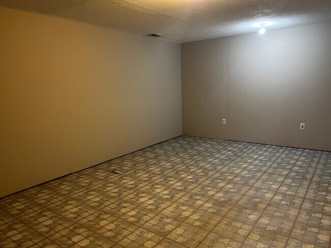 Building Photo - 5010 Delray Dr