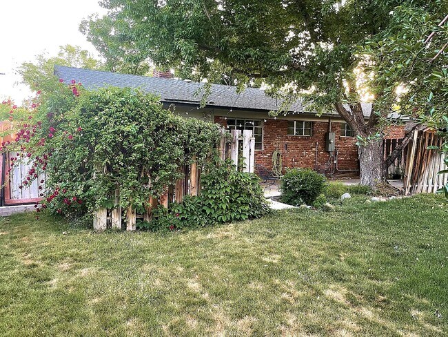 Building Photo - Beautiful Old Southwest Reno Home with Huge Private Yard