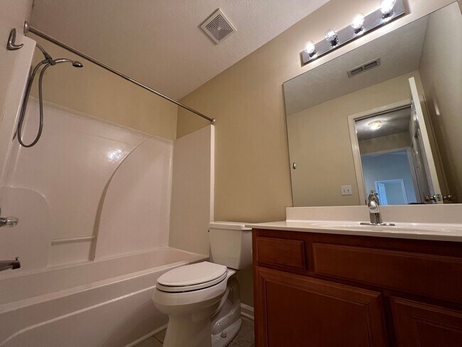 Building Photo - Available Now 3 BR 2 Bath Home in Lavernge with Fenced in Backyard!