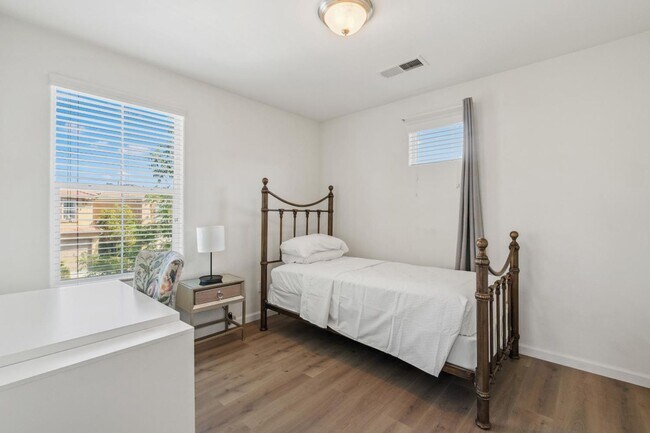 Building Photo - Newly Built 4/2.5 in Northwest Fresno Gate...