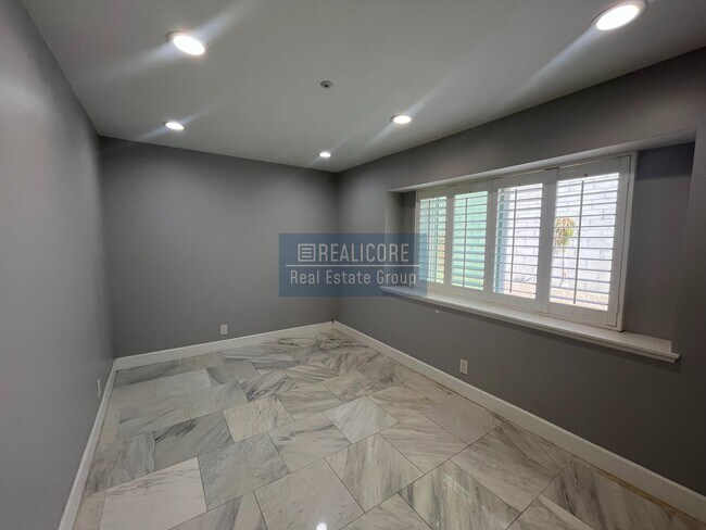 Building Photo - 14786 Shadow Dr