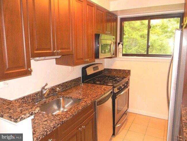 Building Photo - Stylish Glover Park condo in a Lovely Reno...