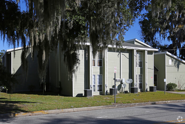 Building Photo - Pine Gardens