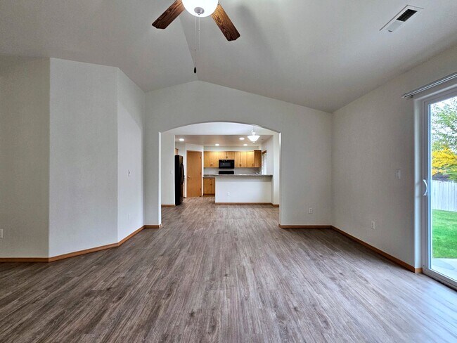 Building Photo - Open, One-Level Living- 4 Bedroom, 2.5 Bath Richland Home with Spacious Backyard