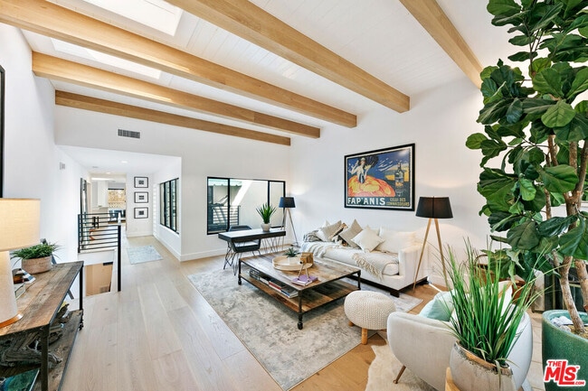 Primary Photo - 6502 Dume Dr