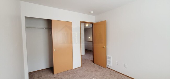 Building Photo - Newly Updated Townhouse in Tacoma! $500.00...