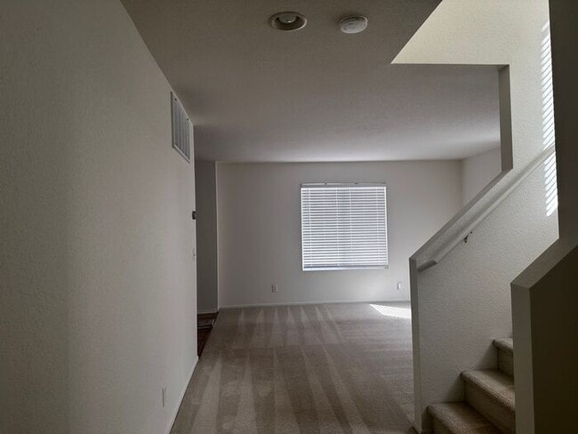 Building Photo - Welcome to this cozy home where comfort meets convenience. ? Now offering special pricing for Mov...