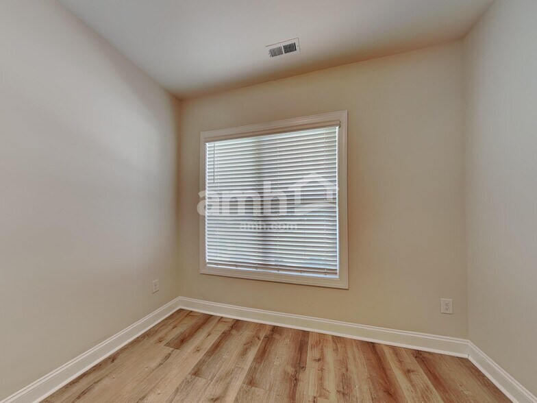Building Photo - 104 White Ash Ln