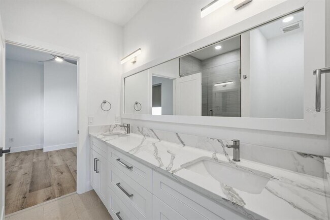 Building Photo - 1909 Gulfview Dr