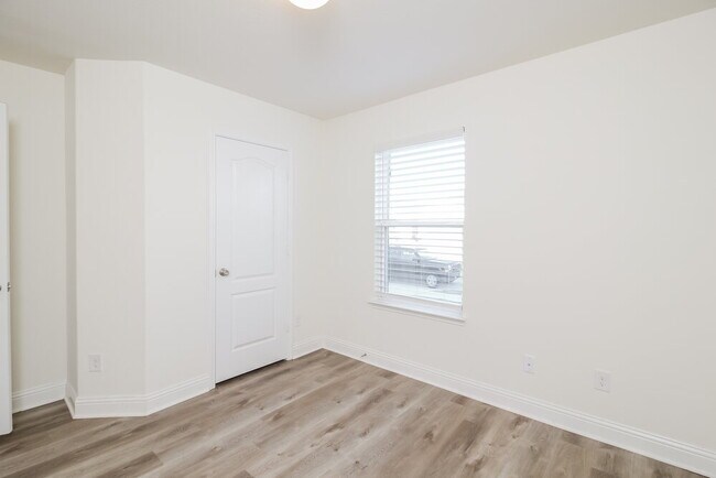 Building Photo - 2637 Wayne Ave